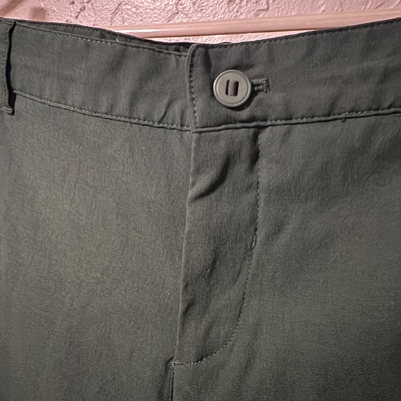 OUTLIER NEW WAY SHORTS. HUNTER GREEN. SIZE 38 - Picture 2 of 5